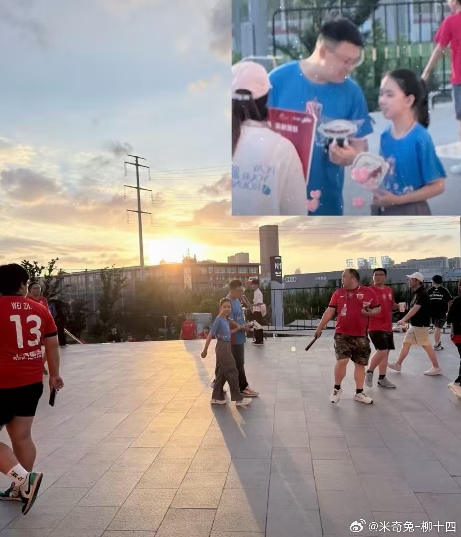 #上海申花[超话]# 在申花与北京国安的中超焦点战之后，因为数名申花球迷围攻一名身穿国足球衣的小球迷家长，在赛后引发轩然大波。无数申花球迷翘首以盼，希望申花能够“保护自己人”，结果等来的是俱乐部官方声明里的“完全接受”中足联作出的处理决定。部分申花球迷，甚至是舆论领袖，依旧在强调，这 ​