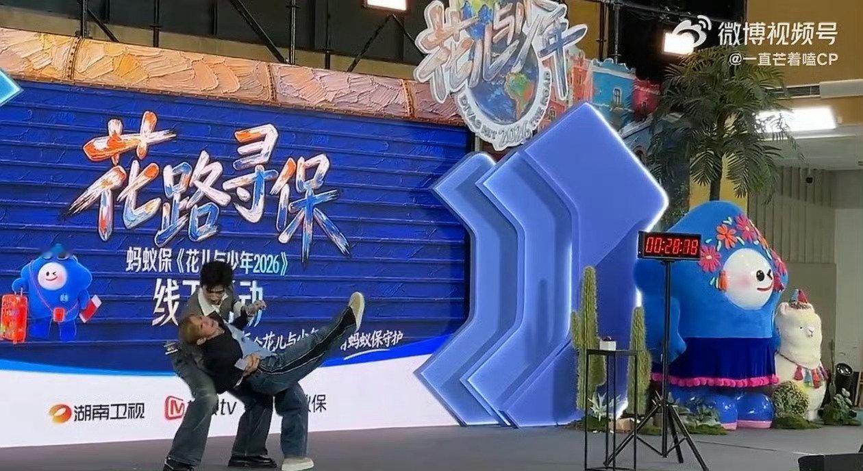 #王星越差点没抱住吴君如# 哈哈哈王星越这双人舞跳得手忙脚乱，差点脱手那一瞬间我都替他捏把汗。不过弟弟虽然慌，但全程都在努力稳住#花儿与少年# ​