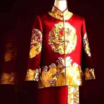 窦骁站在何家山顶大宅合影正中间那一刻，网上那些天天盼着人家婚变的人彻底哑火了。
前阵子闹得有多凶？
不过就是何超莲大半夜在厨房煮了包面，手上一时没戴婚戒，愣是被网友逐帧分析成了“豪门梦碎”。
紧接着还有人在直播间意有所指，说什么富家女贴钱下嫁男演员、如今正闹分家，靶子直接就竖到了他们俩头上。