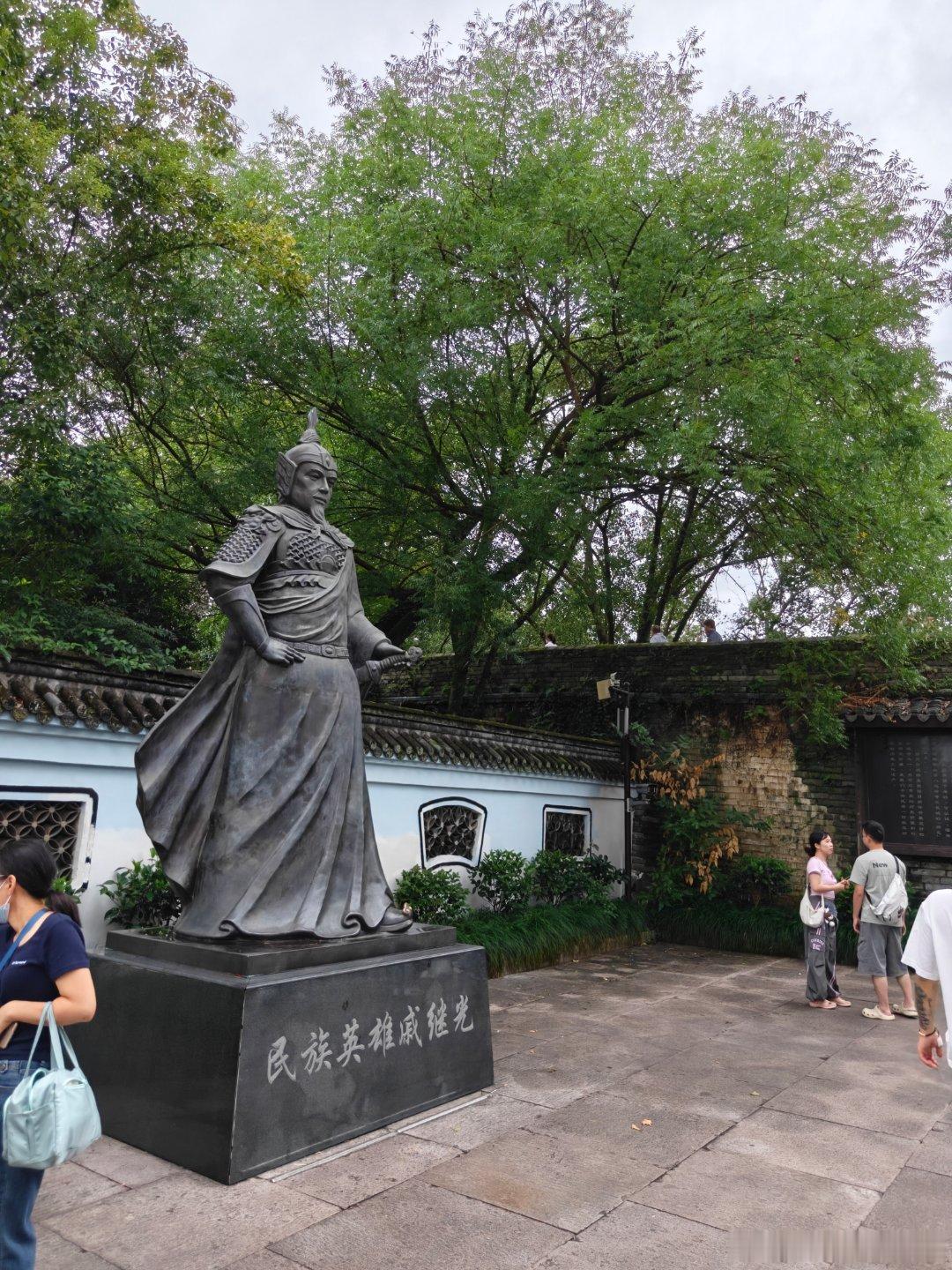 这下真到许佳琪故里了

Kiki ！！！

然后，看到戚继光了，没白来！！！

#许佳琪[超话]##临海[超话]##戚继光[超话]#  ​
