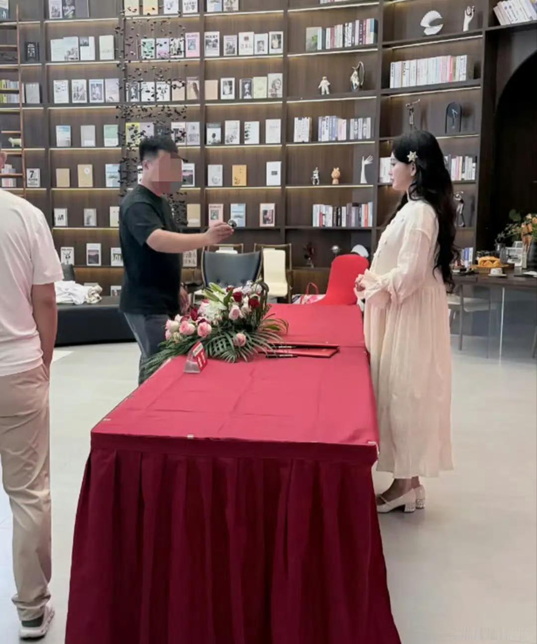 金莎出席线下活动 身形丰腴小腹隆起引讨论
近日网友晒出与金莎的线下同框合照，相关讨论迅速登上社交平台热搜。

活动现场状态
当天金莎身着宽松白色连衣裙，搭配蓬松卷发，气质温婉减龄，完全看不出已有45岁。即便照片带美颜滤镜，也能看出她比从前丰腴不少，侧身镜头下小腹凸起明显，不少人估算她体重接近一百三十