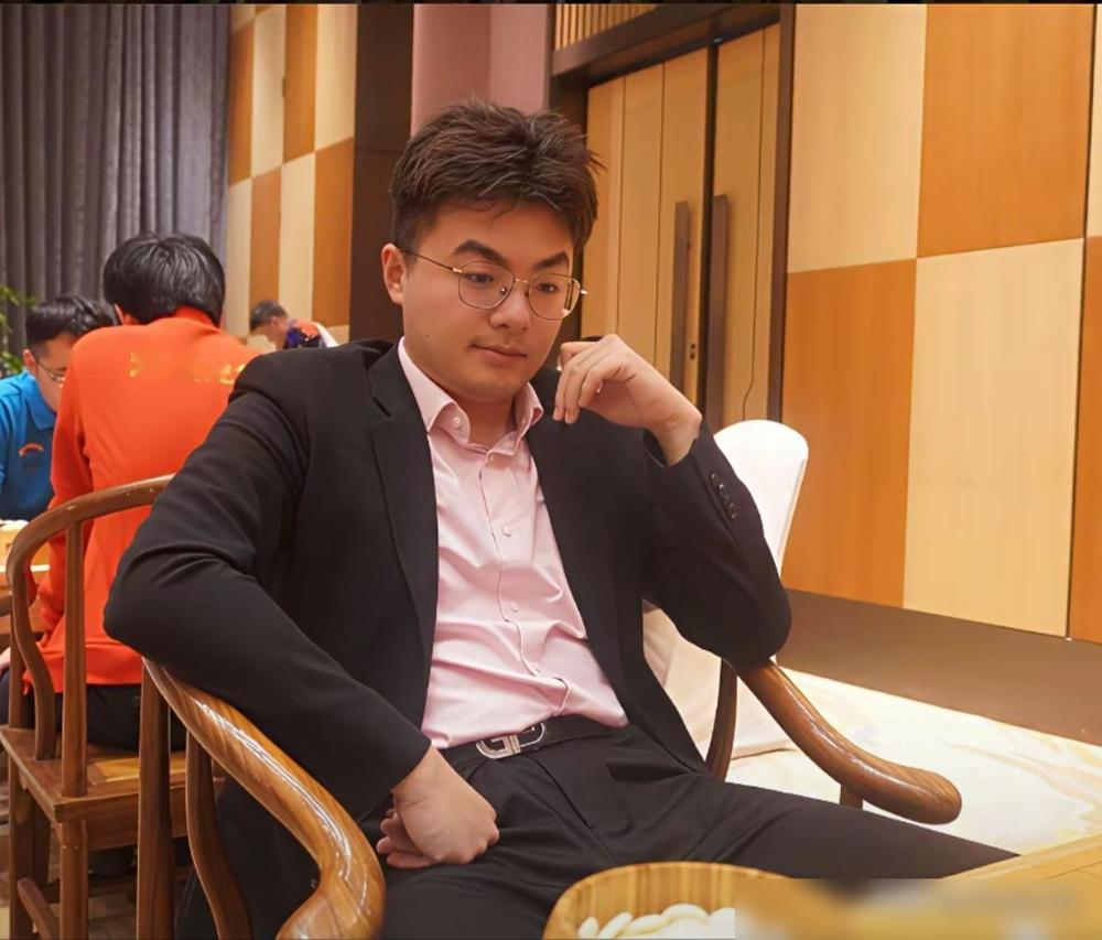 申真谞又赢了，21连胜，韩国队六连冠，这棋还怎么下？
杨鼎新前面三连胜，中国队开局够猛了吧？结果韩国主将往那一坐，全白搭。从第22届打到第27届，柯洁、丁浩、辜梓豪、王星昊，排着队上去，排着队下来。
最气人的是什么？人家大部分还是主将位赢的。别人主将是最后一道保险，他主将是来收菜的。读秒越紧他越