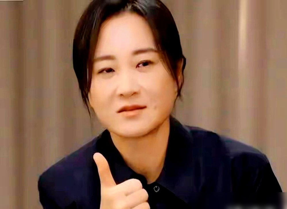 贾玲亲口承认瘦到109斤后反弹回140斤了！
之前拍《热辣滚烫》的极端体脂本来就是拍戏需求，硬维持太耗身体，她干脆顺其自然涨回来，现在肌肉线条还在，整个人精气神比之前绷着的时候好太多。
本来还有人等着看她自律人设翻车，结果评论区全是叫好的，要么说看着圆脸踏实，要么夸她不装不立人设，比硬凹瘦美人讨