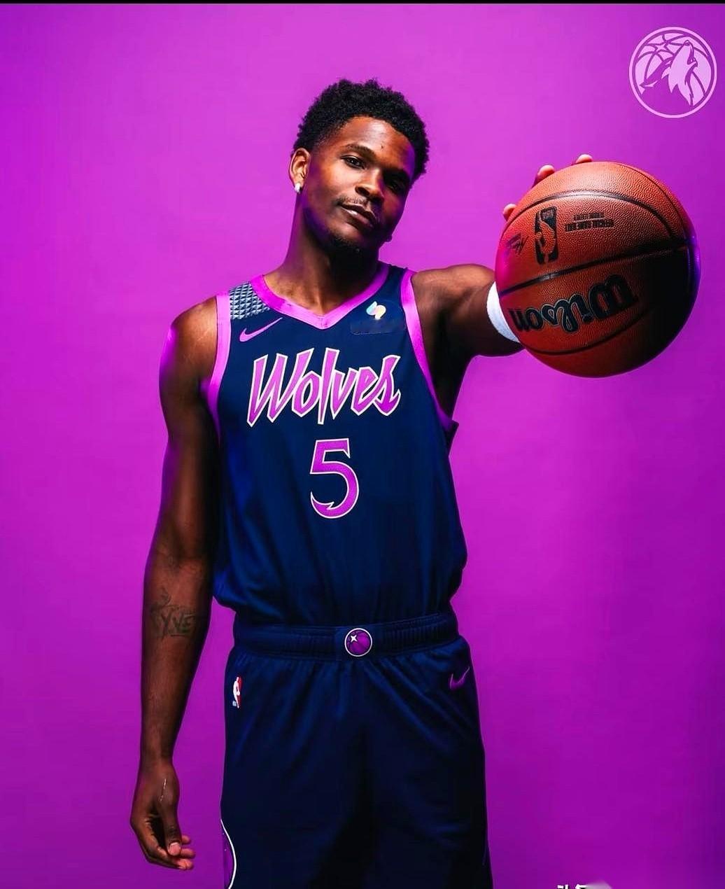 一则来自记者Sidery的NBA爆料，直接把明尼苏达森林狼推上了风口浪尖：到了2028-29赛季，这支队伍大概率要卷铺盖离开西部，直接空降东部赛区。这不仅是一场简单的改换门庭，更是一次可能彻底改写全联盟争冠版图的“天降大礼”。
事情的起因，根本不是森林狼自己想跑，而是联盟的盘子要变大了。
按照规划，