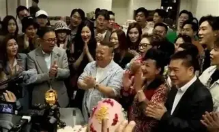 2013年曾志伟60大寿宴会上，儿媳张可蕙不仅当众向苗侨伟索吻，还公然大闹寿宴曝光公公丑闻。面对曾志伟怒吼“滚出去”，她竟当场回怼：“你凭什么管我，你自己还不是一样彩旗飘飘！”
 
主要信源：（中国新闻网——曾志伟儿媳被指&34;索吻&34;苗侨伟 男方斥大惊小怪）
 
2013年的香港娱乐圈，迎来了一场堪称轰