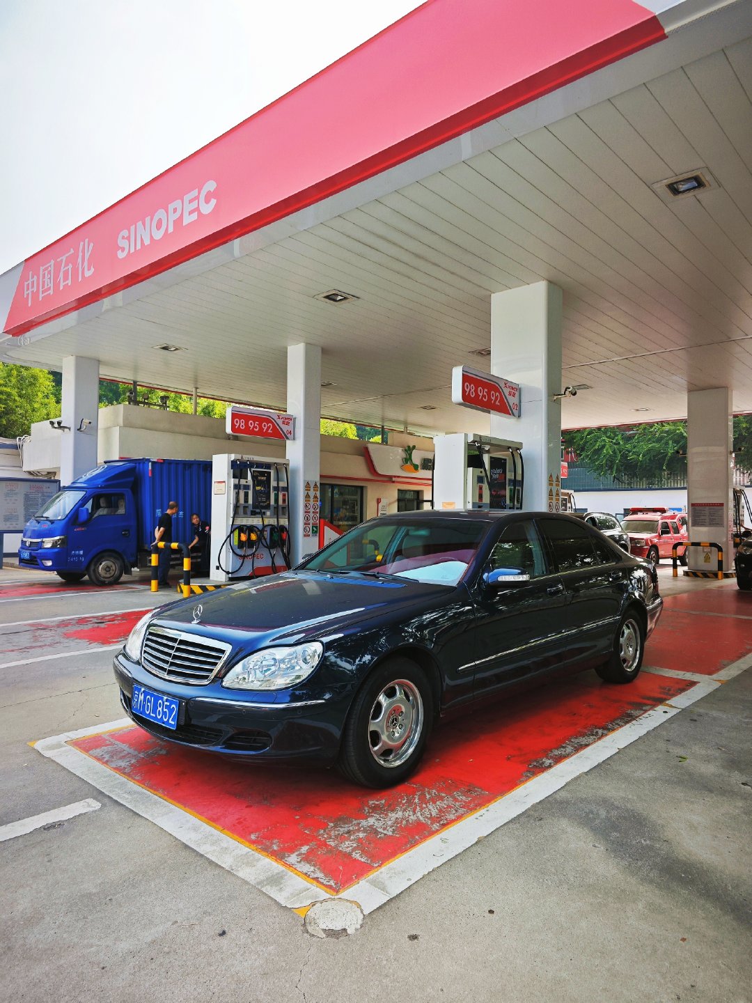 大哥问95加满？
哥92 92加满!
92都属于高标号汽油
V8 NA运转相当稳健
奔驰W220 S500 ​