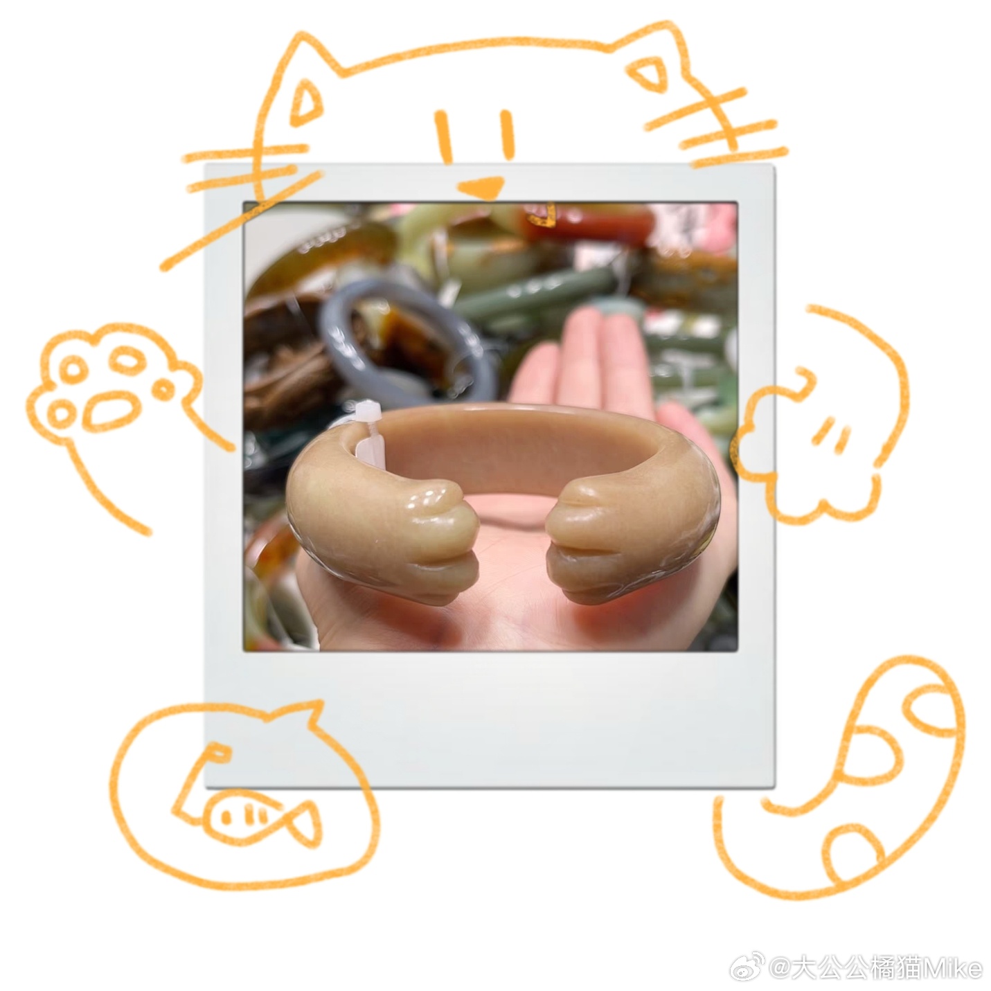 上海流浪猫田园猫也超美喵星人【主银の岫玉胖猫爪手镯】麦粉们，今儿个给你们欣赏下主银新入手的胖猫爪手镯，其实它原来的颜色（辽阳粉）挺浅（图一），但据说这种料子盘盘就变深，最后会变成橘红色。我拿到手的时候它已经和老麦颜色差不多了，拍写真那会，老麦正爬上桌子要偷吃我们的菜，所以一脸不情愿。虽然这个胖猫爪是我的圈口，但是它又胖又重，并不适合我这小细爪子，就只能拿手里盘盘了，你们看，老麦戴着都不算很大，我还是不要勉强了吧~猫喝水快把自己淹死了第一次看还有直角肩的小猫当小猫感到舒服的时候