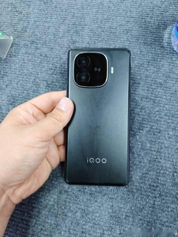 顾客带走一台<br />vivo iqoo z9 turbo长续航版