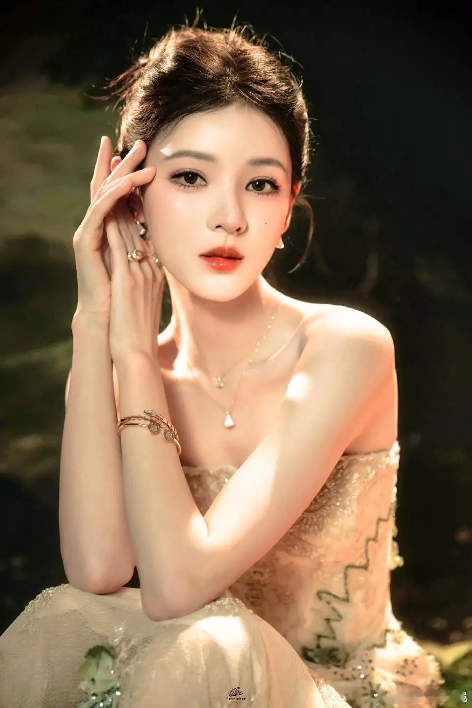 1.刘浩存、鞠婧祎这种都属于很聪明的女艺人，把演员当成工作，不跟圈里人交朋友，没有艺人朋友，就是同事，偶尔商业吹捧一下就行了，私下里没有任何来往。

2.窦骁也不想继续陪着千金老婆演恩爱夫妻的戏码了，最近身边也有了新欢，是个出道没多久的漂亮妹妹。

3.欢子主要走线下商演，没靠电视台挣过什 ​