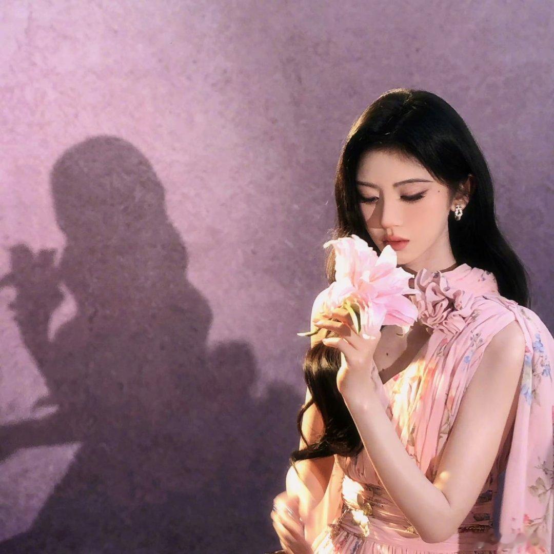 jjy#鞠婧祎苏绿夏# jjy#鞠婧祎万花世界# 

世界需要讲道理，但在我这里不需要

​