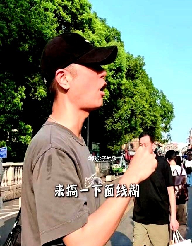 明星去泉州都不逛景点了？任重发了个vlog，直接钻进老巷子端起面线糊配油条。

现炸醋肉、鸡卷，连土笋冻都没放过。这几样一摆出来，闽南人一看就知道绝对做过功课。

他边吃还边在线摇人，扬言要打卡泉州所有好吃的，直接向本地人征集隐藏菜单。

泉州的朋友们，他这几样吃得够地道吗？还有什么连他都没挖出来的