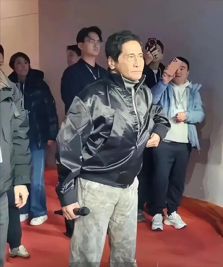 齐秦商演80万一场，被骂吃老本！ 65岁的齐秦现在还在各地跑商演，一场报价80万，唱的全是早年那些经典老歌。早前有观众吐槽他身材发福、嗓音不复当年，说他纯靠吃老本圈钱。
 
麻烦各位读者点一下右上角的“关注”，留下您的精彩评论与大家一同探讨，感谢您的强烈支持！
 
商场顶灯白晃晃地照着，音乐前奏响起