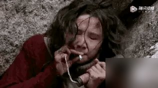 宋佳拿飞天奖那天，全网都在翻她三年前的采访，当时她说“张桂梅这个角色，我不敢接”。
怕演砸，怕对不起真人，怕观众只记得她以前的“疯批美人”。
结果呢？她跑去云南山里住了两个月，跟张老师同吃同住，连走路时手背在身后的弧度都学了个十成十。剧里有个镜头，她蹲在操场边啃冷馒头，噎得直抻脖子，弹幕全在问：