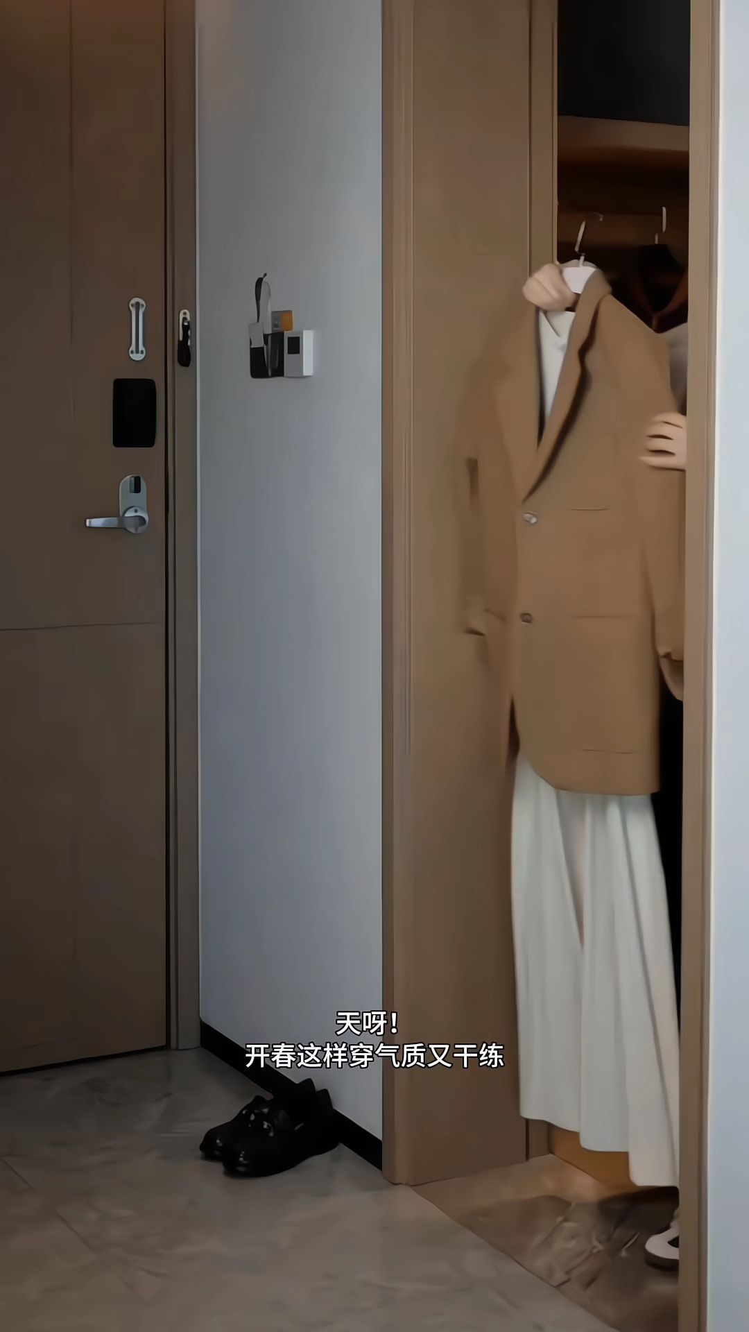 我天！老婆们都去穿这套韩系气质套装！白月光连衣裙掐腰又显瘦，叠穿咖色外...