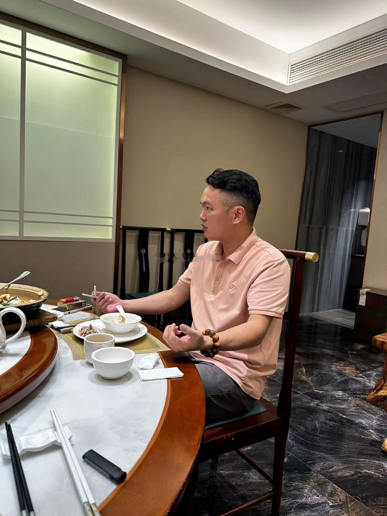 风水师并非无欲无求

常有初次见面的客户好奇问我：做风水这一行，是不是已经修到无欲无求，七情六欲都看淡了？

每次听到这个说法，我都会如实回答，这是不可能的。我只是研习堪舆命理，并不是脱离世俗的修行者。我同样会有脾气，有喜怒哀乐，也有现实生活里的需求与情绪。

很多人有个误区，觉得懂风 ​