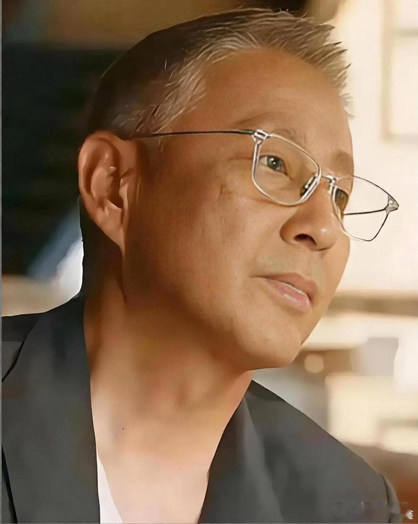 陈道明说："当你开始讨厌自己的父母，内心对他们产生反感，并清晰地察觉到他们身上的那种顽固、不成熟、有缺憾的言行时，其实你已经迈进了真正懂他们的门槛。 ​