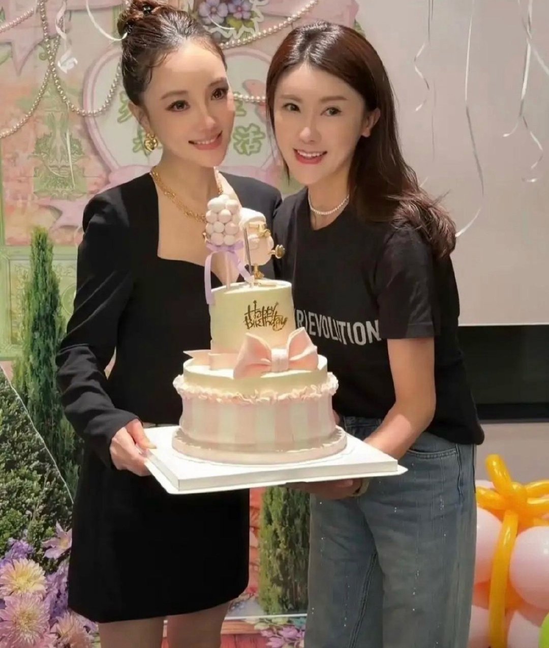 李小璐办45岁生日派对，闺蜜甘薇、杜华现身，连于正都来了，穿着黑色小礼服，脸又尖又小，越过越年轻了， ​
