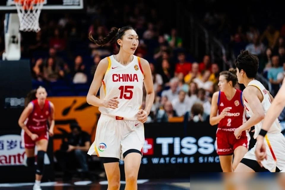 赢了球，但中国女篮这组数据看得我头皮发麻！
2026女篮世界杯小组赛，中国女篮加时74：70险胜捷克，拿到本届赛事首胜。韩旭打了34分钟，爆砍22分14篮板，帮球队稳住了出线主动权。
全场中国队送出25次失误，捷克队只有9次。常规时间还出现了6分钟的得分荒，后卫线成了失误重灾区。
李月汝缺阵透