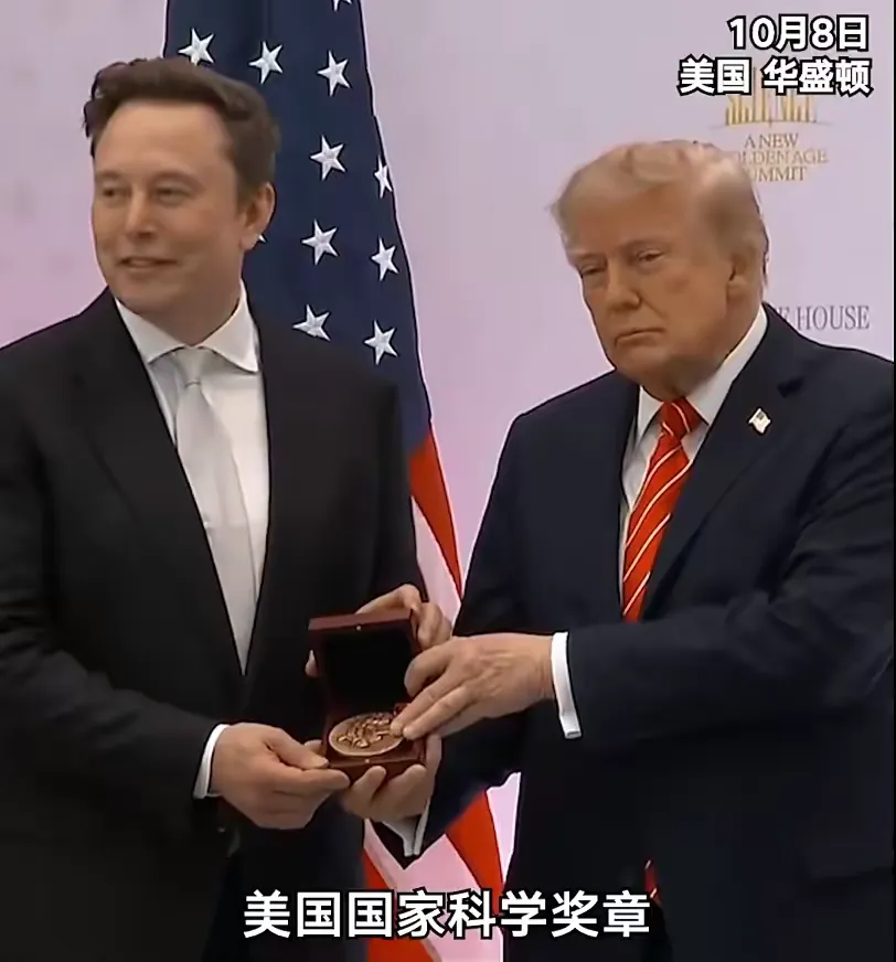 美国科技巨头马斯克10月13日公开发文称：“一旦中国掌握某类产品的制造方法，其量产能力往往超过世界其他地区的总和。锂电池和太阳能产品就是典型例子。”

马斯克这回说话真够直。他说中国只要学会做一样东西，造起来就比外国加一起还多。这句话听着爽。

他不是随便说。有人聊中国长鑫存储在做新一代内存芯片，要