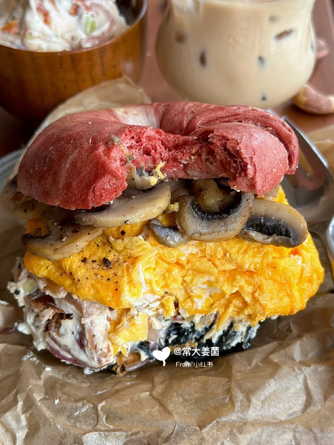 超满足！！厚厚的滑蛋&洋葱奶酪🧀贝果三明治