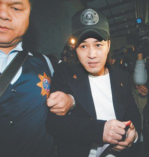 网上流传越野跑选手赵家驹背包装有裹尸布的传言，闹得沸沸扬扬，本人已经出面做出否认，这件事也值得我们好好思考。
 
事情发酵之后，不少网友只凭着网上碎片化的片段，就脑补出各种离奇说法，谣言在社交平台快速扩散。很多人并不了解越野跑的专业装备，把选手背包里的户外应急物资，错误解读成别的物品。长距离越野跑路