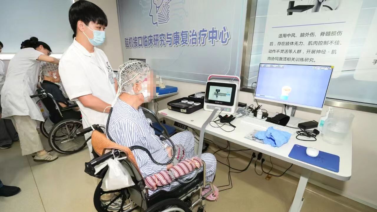 10月20日，翔宇医疗与暨南大学附属顺德医院共建的脑机接口临床研究与康复治疗中心正式揭牌。中心依托无创脑电采集，把患者运动意念转化为设备指令，让康复从“机器带着动”变成“大脑主动练”。面向脑卒中、脑外伤、脊髓损伤人群，双方将打通科研、验证、转化闭环，推动脑机康复从实验室走向日常临床。