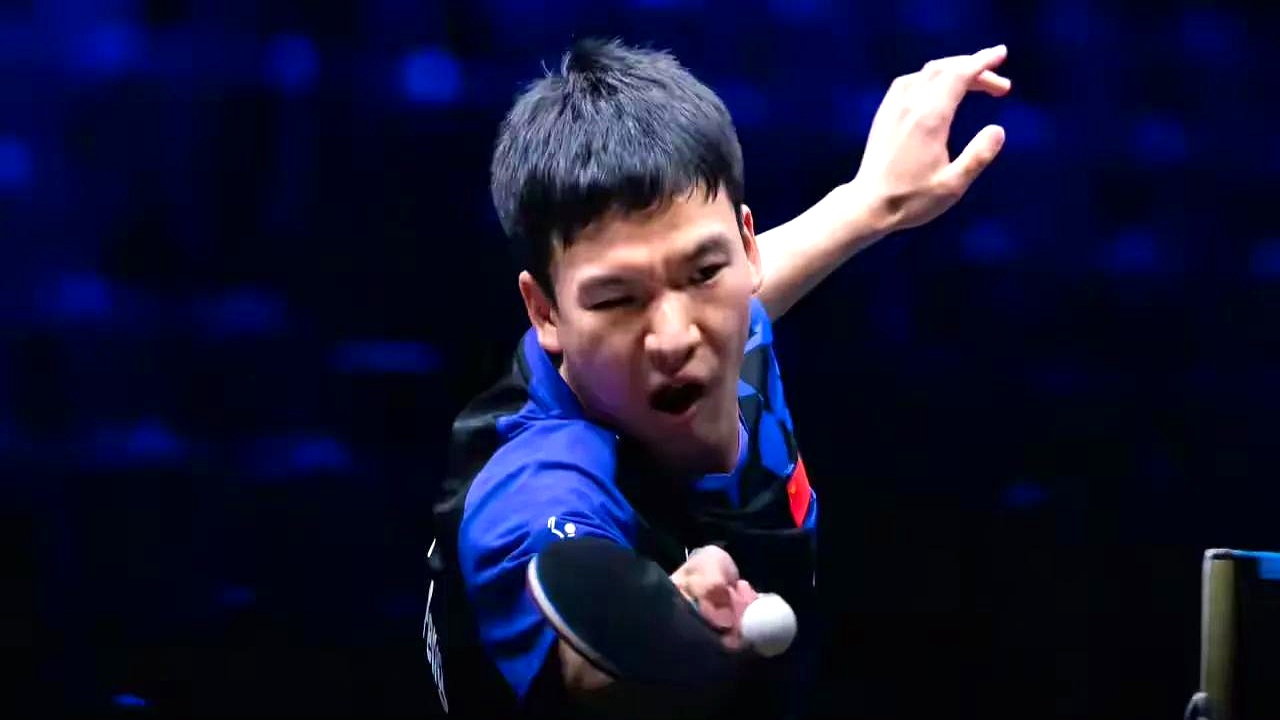 当小组赛第二轮的灯光压下时，向鹏被推到台前，3-0苏丹·库瓦里，11-6、11-2、11-5，名古屋亚运男团这块拼图对上了。
国乒3-0卡塔尔，两战全胜，一盘未丢，节拍稳得像节拍器。

上一轮对中国澳门，林诗栋、温瑞博、黄友政上阵，王楚钦、向鹏观战；这一轮换王楚钦、林诗栋、向鹏接棒。
王皓的轮换，把