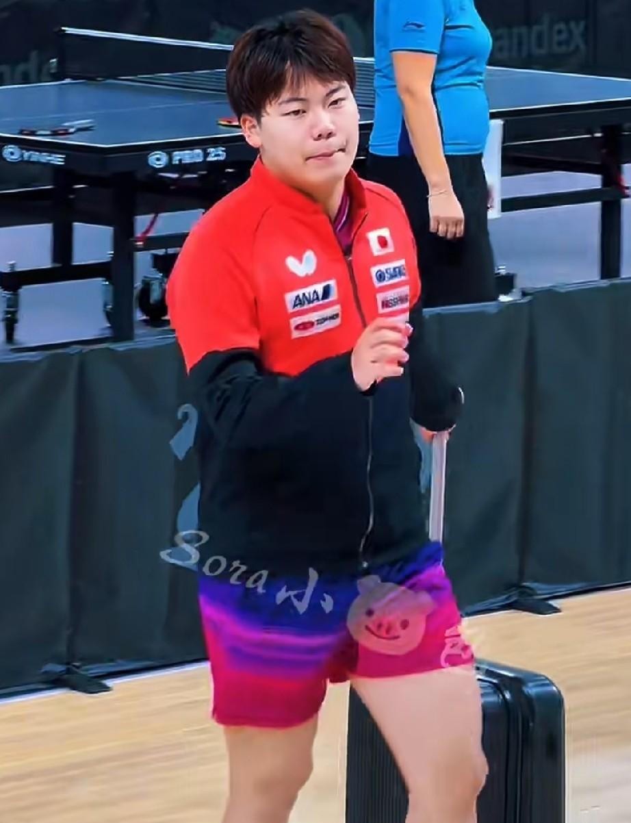 松岛辉空男单世界第一，亚锦赛团体半决赛被安排打三单，对面是世界排名79位的朴奎炫。三局比分4-11、8-11、9-11，一局没拿。比赛结束，教练把张本智和、篠塚大登叫到一起复盘，松岛辉空站在边上，没凑进讨论里，脸上也看不出丢分之后的闷劲。
世界第一打三单，输给排名79
这场球日本队1-3输给韩国，无