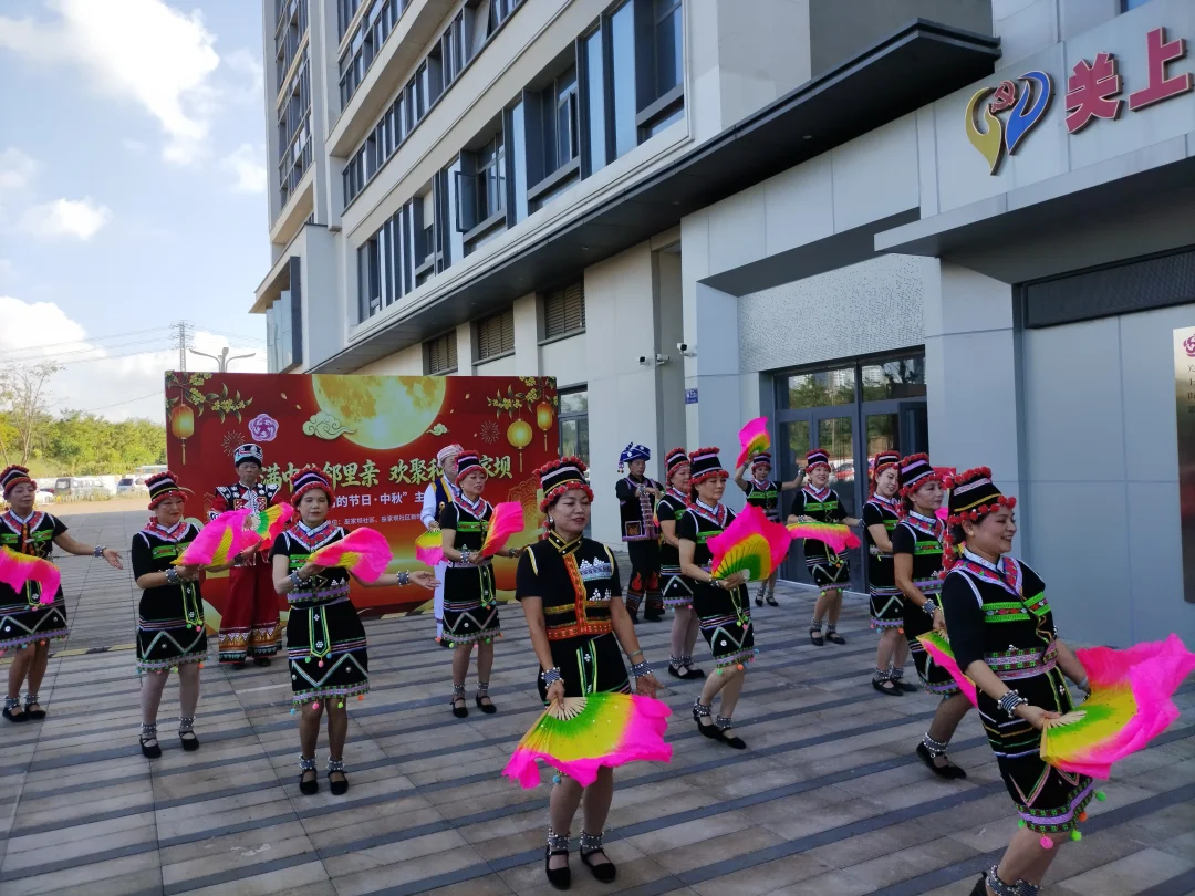 官渡区巫家坝社区举办“月满中秋邻里亲”活动
（李红戟）9月24日早，随着欢快的开