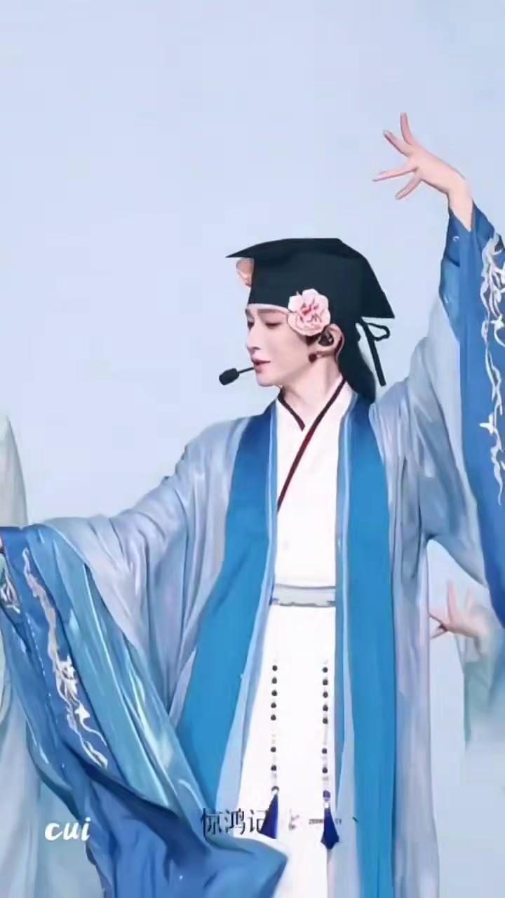 公子眼神骗得了人吗？国风舞台上的他抬眼间，满是惊鸿一瞥的惊艳，每帧画面都藏着独属于国风舞者的灵气。