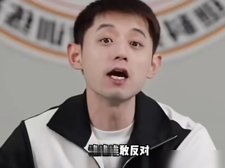 能让不可一世的张继科当众认怂，乒乓球圈只有一个樊振东。
张继科对着镜头一摊手，直言自己绝对赢不了小胖，整个圈内也没人敢反对。这不是商业互吹，这是被打服后的心安理得。
你去问马龙，龙队答得很干脆，小胖就是比自己强。你去听初代魔王邓亚萍怎么讲，毫不废话，直接盖章综合实力就是T0级别。
国内巨头全被