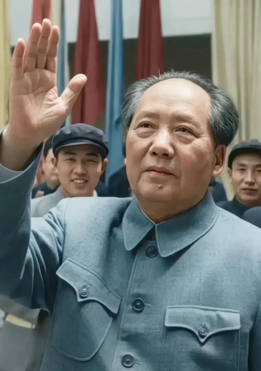 毛主席留给后人最伟大的七大工作方法，现在看依然不过时。
小李看着窗外，那栋灰色小楼还关着门。他是新来的办事员，手里捏着一份刚被打回来的报告，上面只有一个红批：“情况不清，数字不明。”科长路过他工位，敲了敲桌子：“上面催着要解决红星厂那片家属区的下水道问题，你这报告光说‘群众反映强烈’就往上递？怎么个