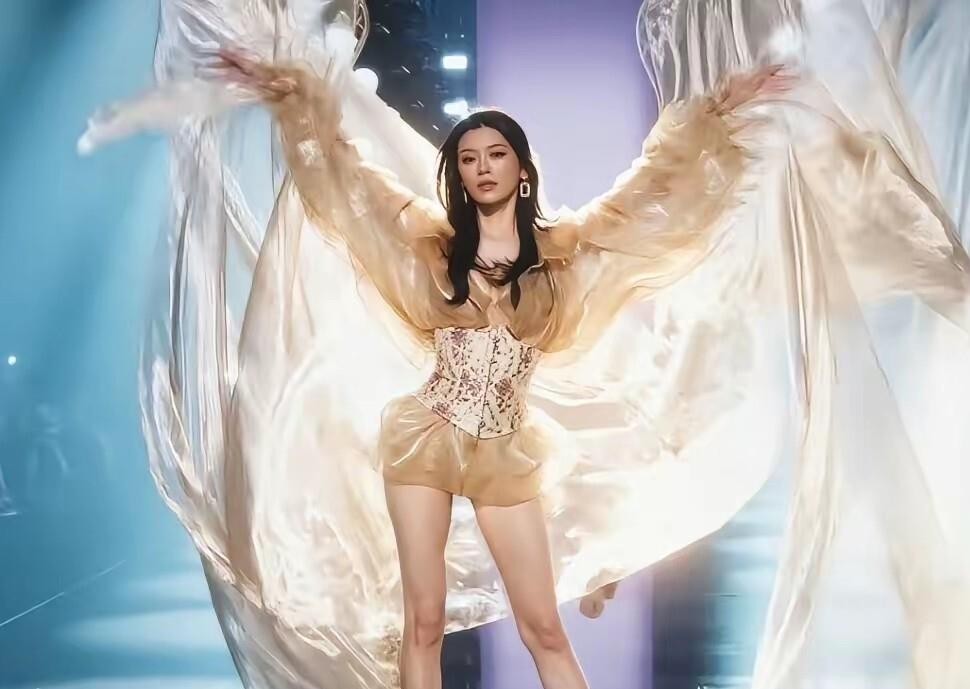 何穗那场&34;被刷下去&34;的热搜，其实是场乌龙——她今年压根没去面试维密，赴美是拍广告。连续8年登台、4对天使翅膀的人，不需要靠一场秀证明自己。
真正值得说的是奚梦瑶。37岁，两个孩子的妈妈，时隔8年回到洛杉矶的维密T台。2017年上海那一跤，全网都替她的职业生涯判了刑。今年她背着全场数一数二的巨型金色薄