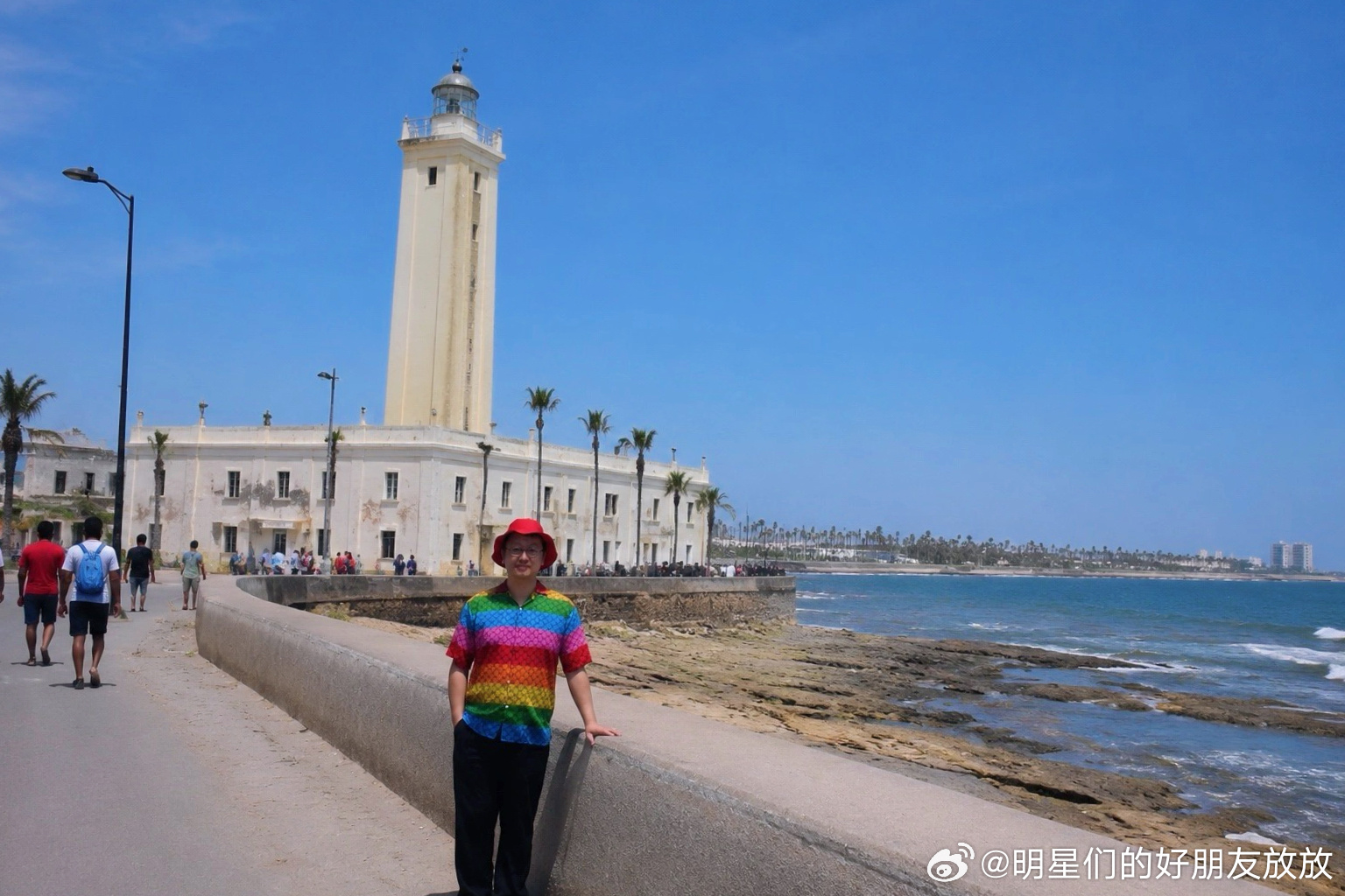 #汪峰女儿小苹果20岁近照#【万水千山走遍｜北非】摩洛哥🇲🇦卡萨布兰卡
踏足卡萨布兰卡的那一刻，大西洋的风便裹着北非独有的温软，轻轻漫过肩头，这座素净的白色小城，没有世俗喧嚣的浮华，只带着岁月沉淀的温柔，静静接纳每一个远道而来的流浪者。街边错落的白墙楼宇被日光浸得通透，斑驳光影落 ​