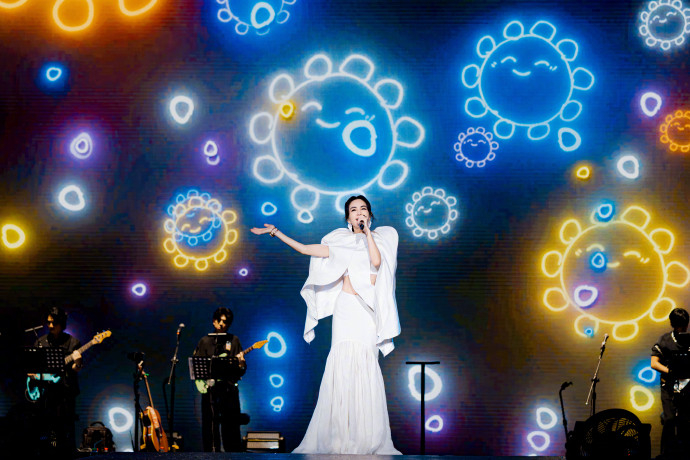 【官宣！#Ella陈嘉桦武汉演唱会审批通过#🎵】2027 Ella陈嘉桦「It's Me 艾拉主意」演唱会·武汉站文旅审批通过。期待她来武汉，过早、吃宵夜，把歌声和快乐一起带给大家。2027开年，来武汉听也陪她吃遍武汉。#陈嘉桦[超话]# #来武汉看展演听好戏# 

📅 2027年1月23日-24日
📍 武汉光谷 ​