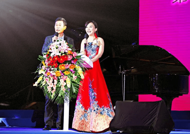 董宇辉兰知春序音乐会登陆西安。不少粉丝跨城市奔赴演出现场。现场看不到热闹蹦跳的演唱会桥段。舞台主打诗文诵读搭配现场演奏。整场演出像一卷缓缓铺开的古风手卷。
 
演出没有安排线上直播。场外网友无缘实时观看完整内容。每一站的内容编排都是专属定制。观众只能到线下现场感受氛围。
 
董宇辉从直播间走到音乐厅