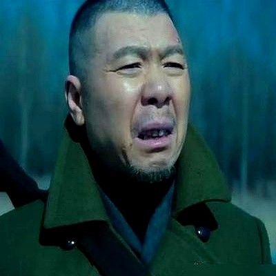 以为六爷是被小飞整死的？重刷老炮儿才看懂，他明明是被自己人活活耗干的。

儿子捅娄子要他拿命填，平时喊六哥的兄弟听到凑十万块全躲了。最后他穿将校呢大衣拎刀在冰面上跑，身后没一人跟上来。

管虎的片子绝就绝在这。二十年前拍老炮儿写至亲把人往死里拖，二十年后拍东极岛，却让渔民冒炮火去救不认识的英国战俘。