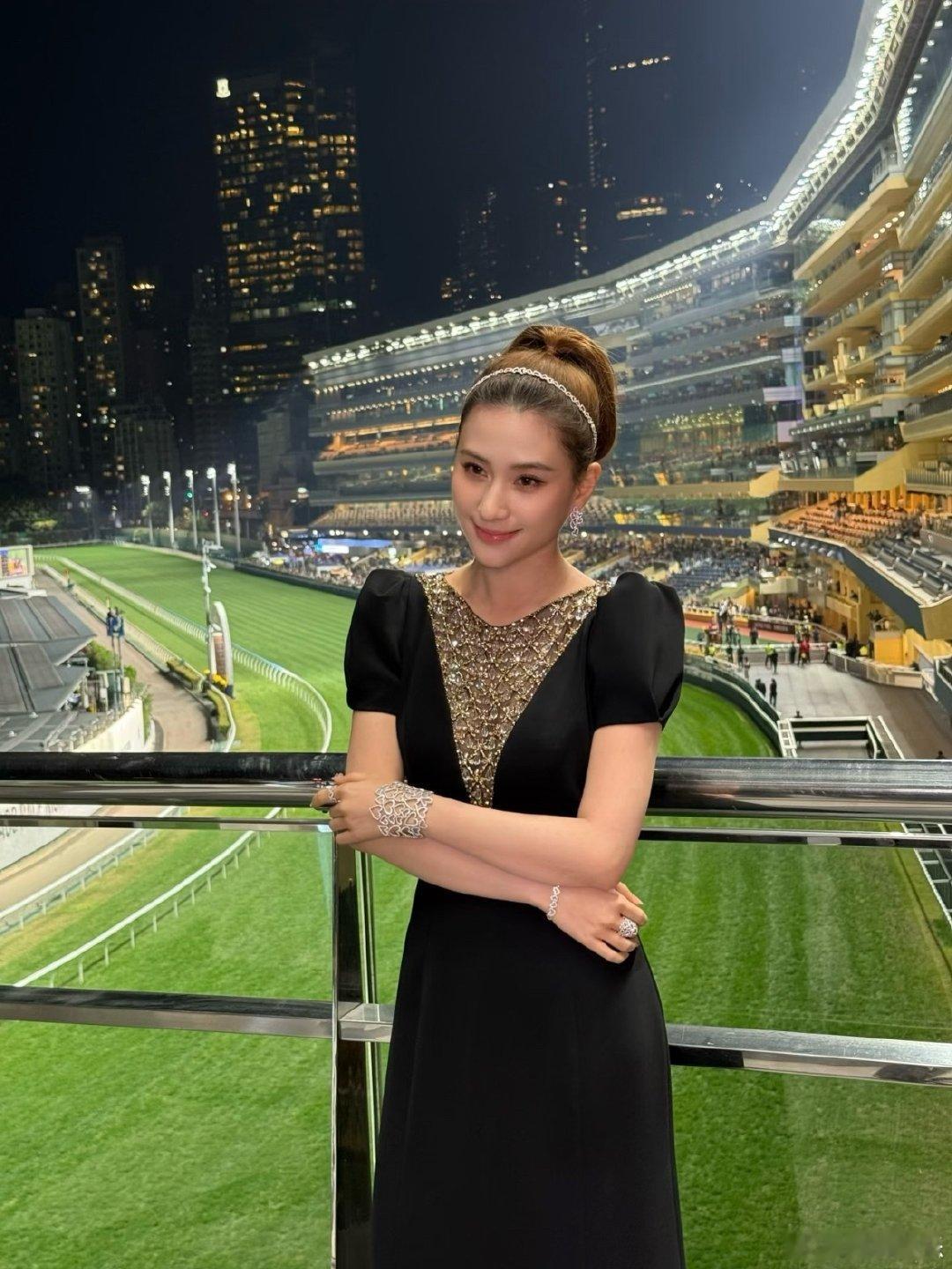 #何超莲短发撞脸姚安娜#何超莲这个短发造型真的绝了！黑西装+利落短发，又飒又A，跟以前的温婉完全不一样，反差感直接拉满。 ​