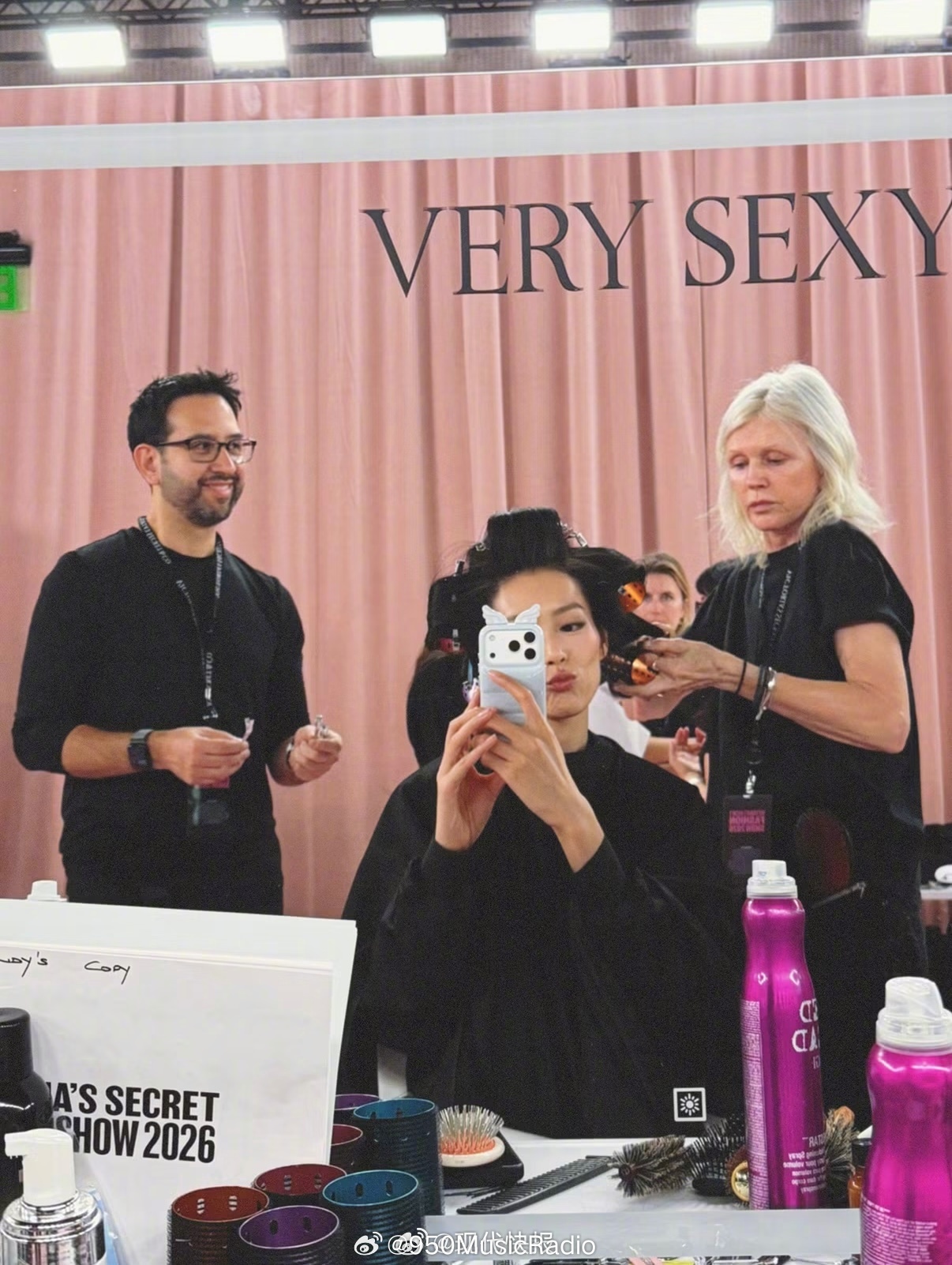 【#奚梦瑶点赞刘雯#】#刘雯发文总结10次登台维密#  北京时间10月19日，2026维密大秀在美国举行。在社交平台发文：“又是精彩的一年！和维密天使们第10次走秀，度过了非常愉快的时光，感谢大家的付出，祝贺大家！”互动区，为刘雯发文点赞。#维密财报写了杨幂#

据了解，刘雯在2026洛 ​
