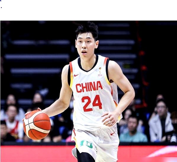 轰出一波20-0，全场狂砍99分！中国男篮这场球看得人心里真痛快。

半场58比31，直接把对面打懵。小伙子们在场上全场飞奔，篮板抢爆，快攻跟一阵风似的，最后硬生生赢了哈萨克斯坦38分。

崔永熙、余嘉豪这帮年轻人是真敢拼。郭士强在场边频频调兵遣将，主力连汗都没出透，对面就已经缴械投降。全队6个人得