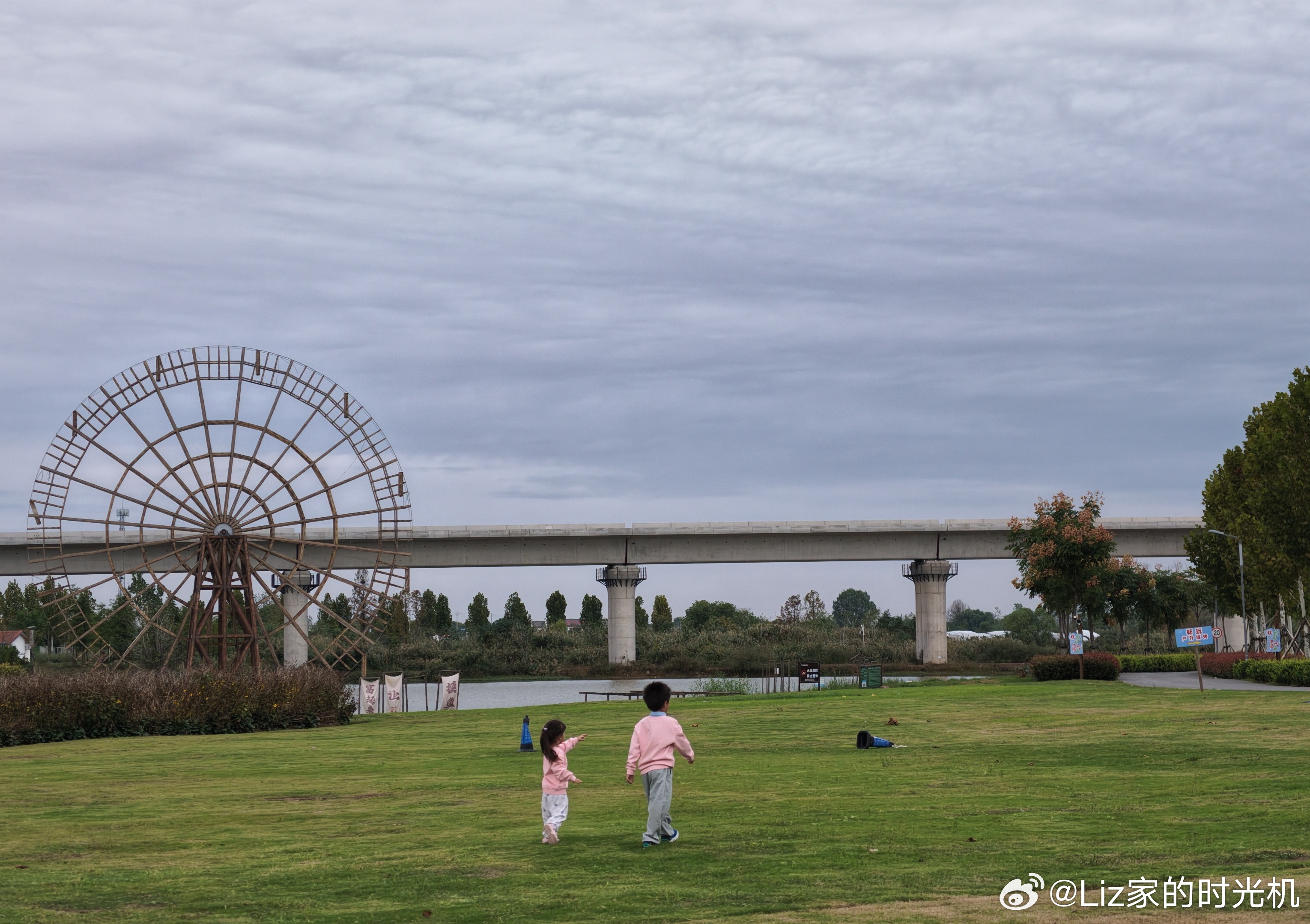 这个湿地花田有十几个项目，开山地车、划船、捞鱼等等。但进门第一个就把达哥蜜蜜迷住了：喂兔子🐰有的兔子很i，不让摸、会跑开。有的兔子很温顺，随便摸。还有的兔子很e，追着达哥蜜蜜讨吃的。我站着拍视频，一低头，e兔恨不得啃我的鞋带。一秒让我想到了奈良鹿 （哈哈，粉色外套受到好多ee的好评！这是我的⭕品，棉致，森马旗下的品牌。我给达哥蜜蜜买了这套粉色，还买了湖蓝色。这件已经下架了，欢迎工作忙碌、在意品质、想节约选购时间的姐妹，进我的严选小店，Vx+yinziyiyi 备注进店） 武汉