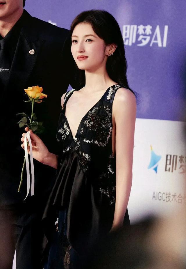 张子枫这下彻底脱胎换骨了，三套红毯造型成功美上热搜，普通人照抄也照样高级 ​