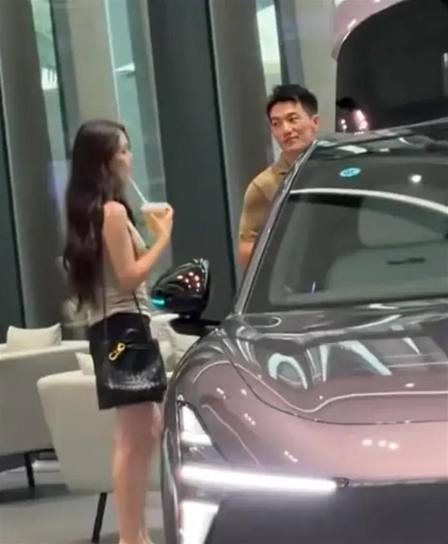 张馨予陪着老公在广州看车的时候，她背了4w的包包，何捷看老婆的眼神真的好宠溺的 ​