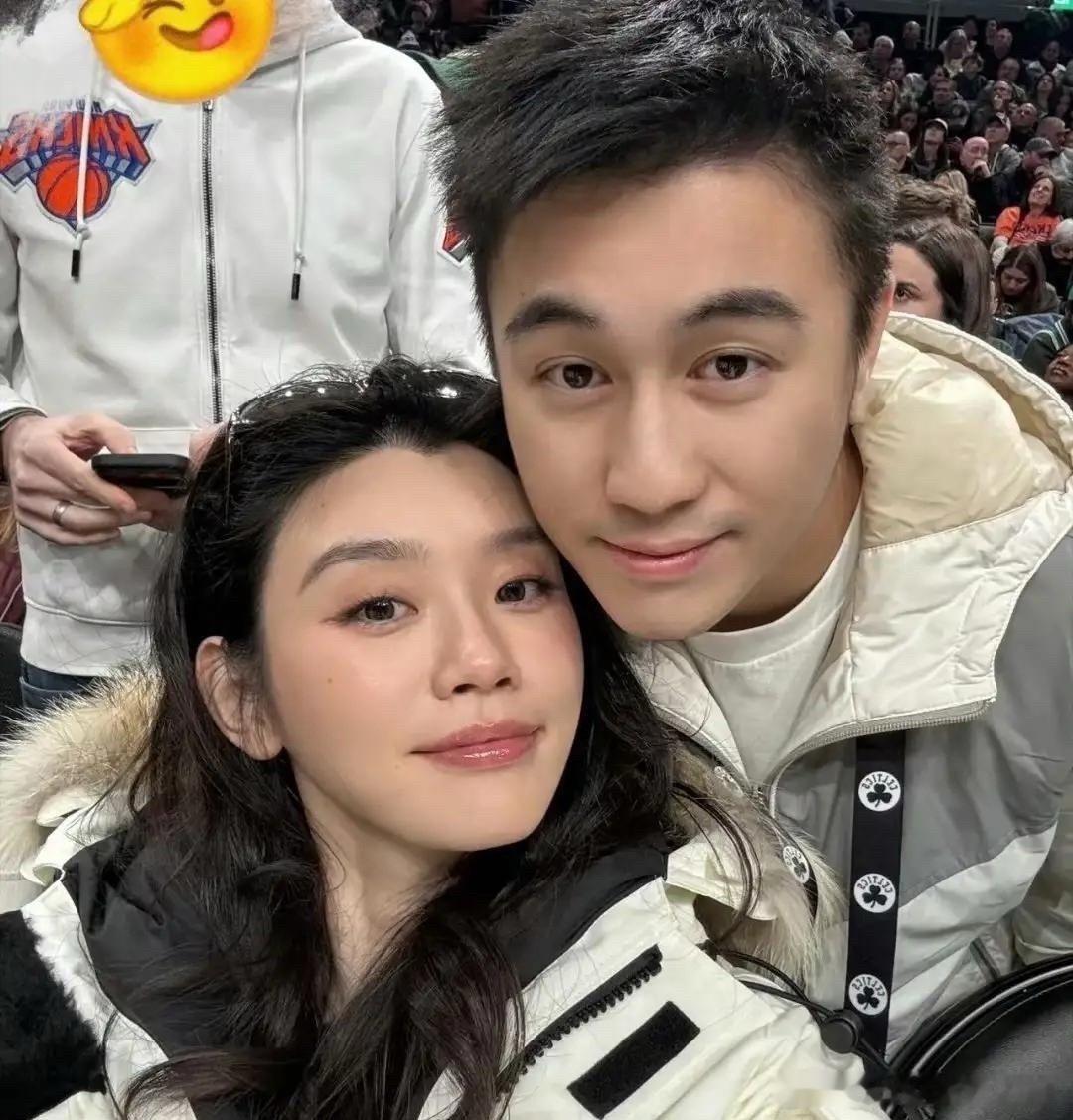 奚梦瑶和老公还有小姑子一起看球，超模就是厉害，穿这个毛毛靴子太出挑了，她貌似很喜欢这种毛毛靴。普通人真驾驭不了 ​