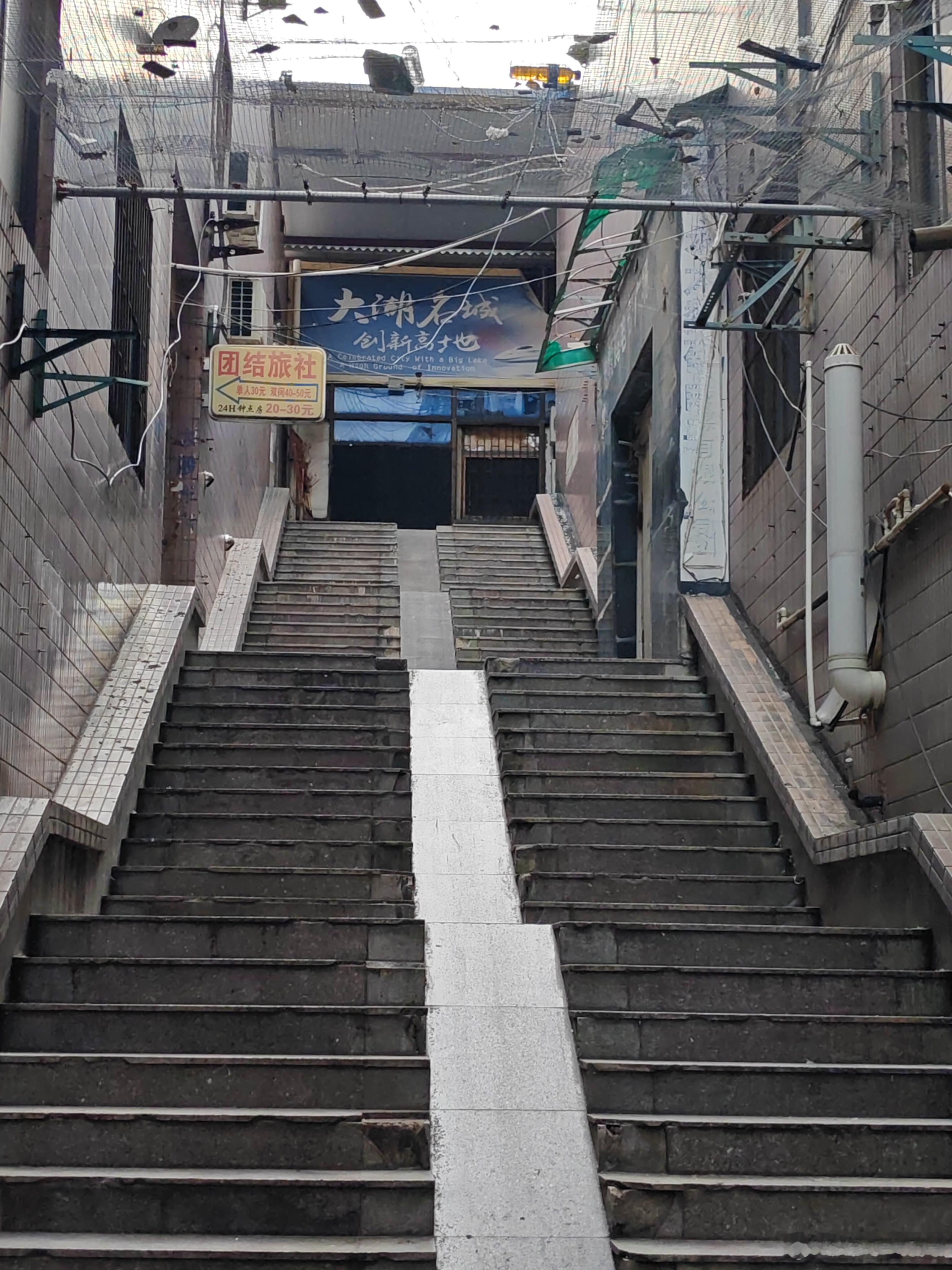 时代的眼泪合肥乐普生，风格跟香港90年代很相似作为合肥古早商城，三十多...