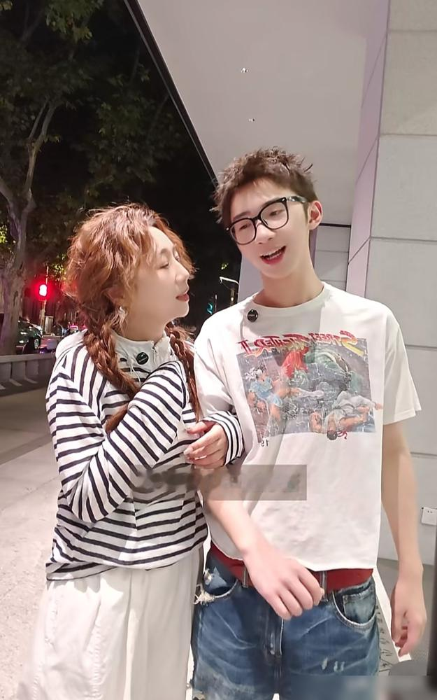 傅首尔儿子多乐，15岁，身高窜到180了，视频里跟妈穿同款潮牌，一张嘴比妈还能接梗。
当初离婚那阵，全网都等着看这家人怎么鸡飞狗跳。结果傅首尔提前就跟儿子把话说透了，孩子怕什么，她就先拆什么，愣是一句老刘的坏话没说过。
老刘也够体面，2024年1月发长文给前妻正名，说这十五年家里全靠她扛。两人约