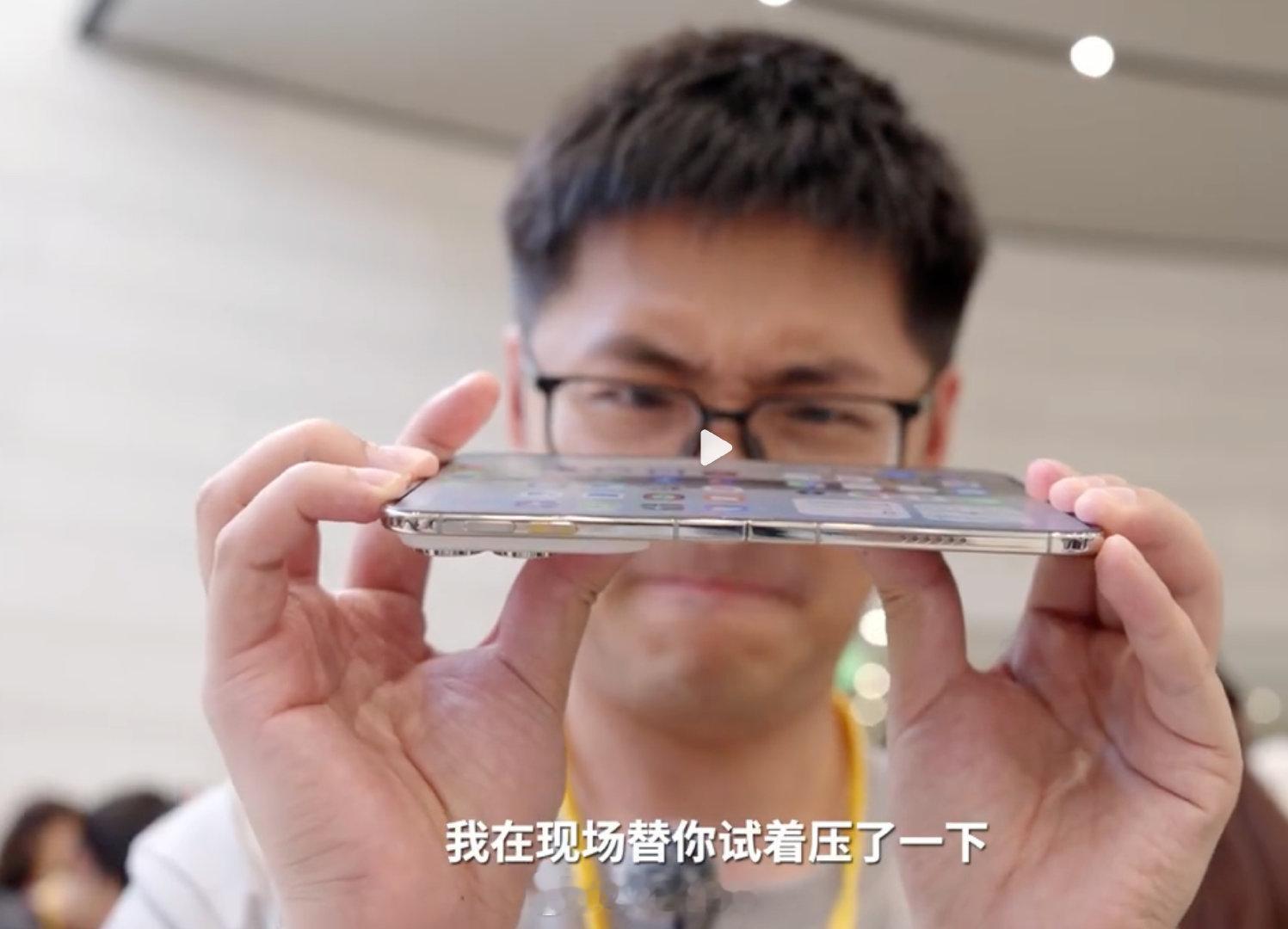 #影视飓风Tim反掰iPhoneDuo被质疑# 居然上了热搜第一，Tim 被质疑这么测试没意义[泪奔]

但对于日常使用来说，没注意导致反着折叠的确是可能出现的情况，就像没人会把手机天天摔，但跌落测试也是有必要的，对吧？

#Tim反向掰一下iPhoneDuo后出现闪屏# ​