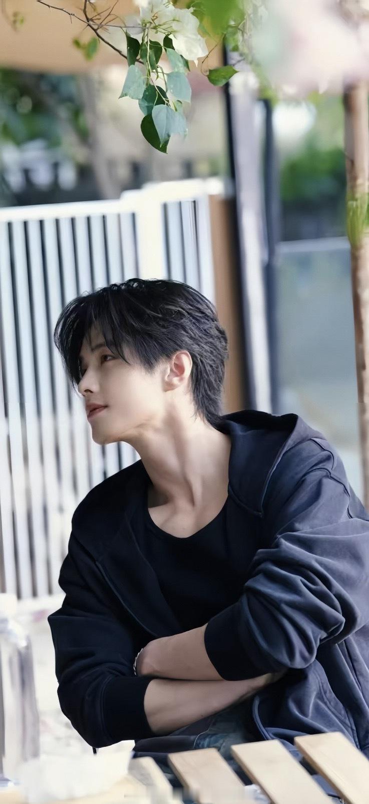 #何与[超话]#  🦈#﻿何与30天安利计划# 
Day5：「作品总览」是因为哪部作品喜欢上的何与

入坑何与，始于《百花杀》的萧华雍。
病骨缠身却城府深沉的太子，隐忍克制，眉眼间全是故事感，一眼就被牢牢吸引。
本以为已经足够惊艳，看完《双轨》的靳朝之后，直接彻底沦陷，整个人昏头。
破碎又倔强，隐 ​