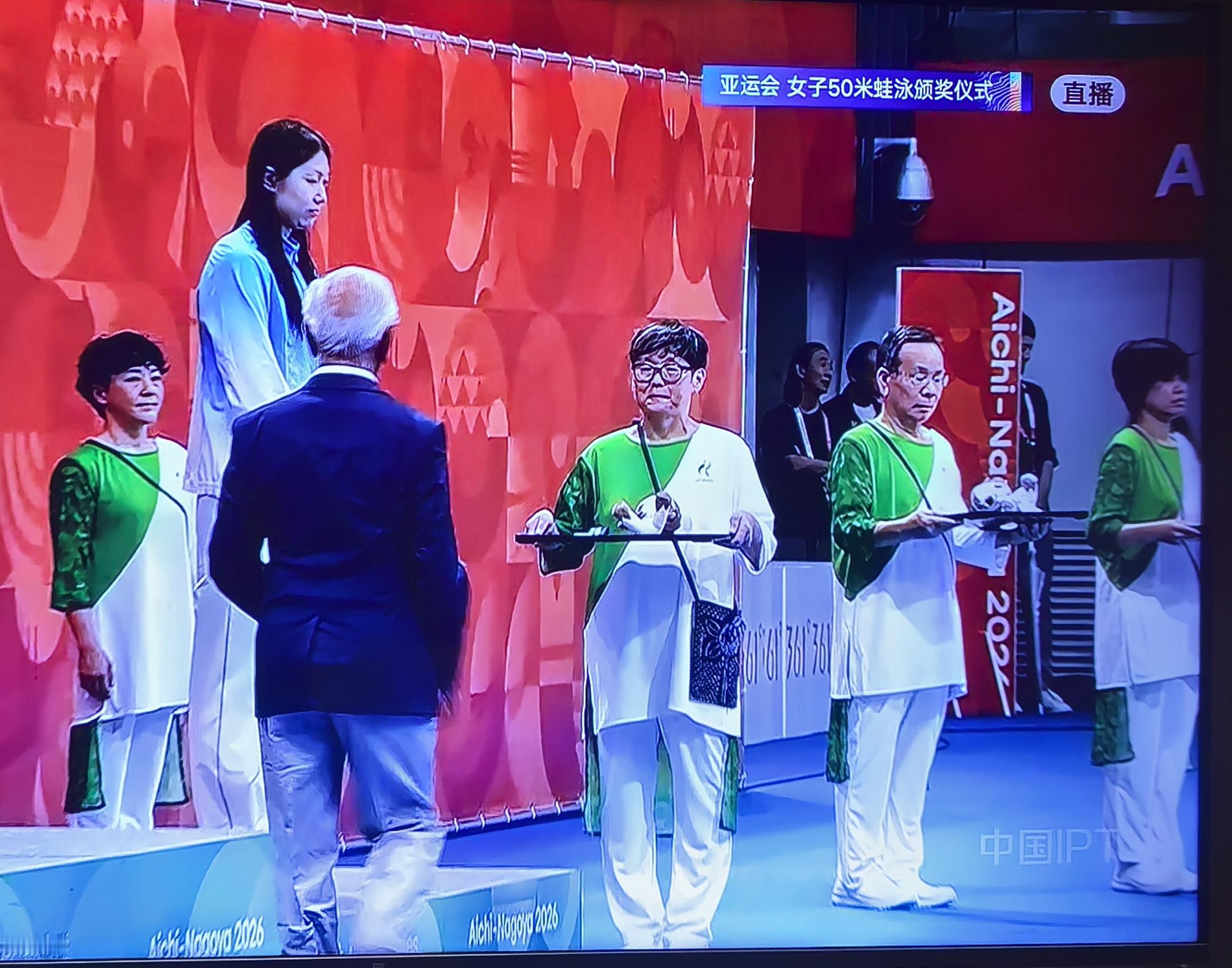 印象中，世界大赛的颁奖仪式上，礼仪小姐都是主办国千挑万选的漂亮女孩。可...