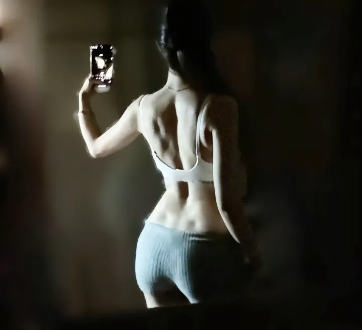 这绝美的“背影杀”身材 那线条分明的蝴蝶背，还有紧致的腰部与臀部曲线...